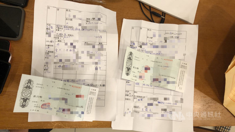 警政署1日至7日實施「全國同步掃黑行動專案」,市刑大9日上午舉行記者會宣布執行成果,共臨檢掃蕩154處所、查獲51嫌,包括破獲一起高利貸年息利率達720%的地下錢莊,逮捕地下錢莊老闆及員工等4嫌,並查扣相關贓證物。(台北市警察局刑事警察大隊提供)中央社記者黃麗芸傳真 109年7月9日