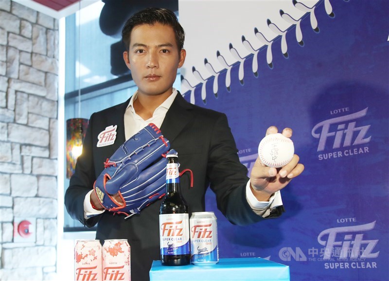 前旅美左投王維中9日宣布,將投入今年中華職棒季中選秀,他表示,最近都有在維持訓練。中央社記者張新偉攝 109年7月9日