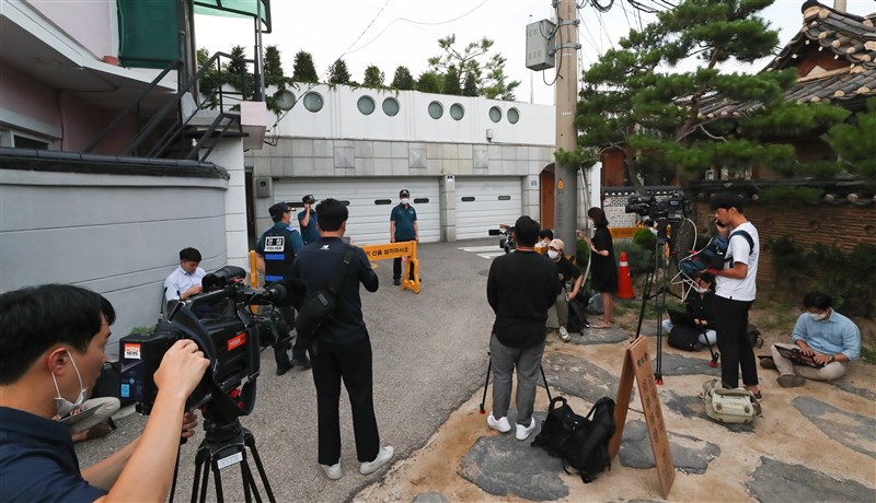 警方稍早也搜查市長官邸,發現朴元淳留下的遺書,不排除朴元淳可能輕生。(韓聯社提供)
