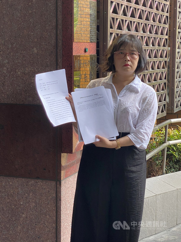 經濟部9日宣布駁回大同公司申請董事變更案。小股東蔡玉真(圖)認為,違法股東會導致股票被打入全額交割股,股東權益受損,到北檢控告大同董事長林郭文艷等涉犯證交法特別背信罪,希望檢察官嚴查究辦。中央社記者林長順攝 109年7月9日