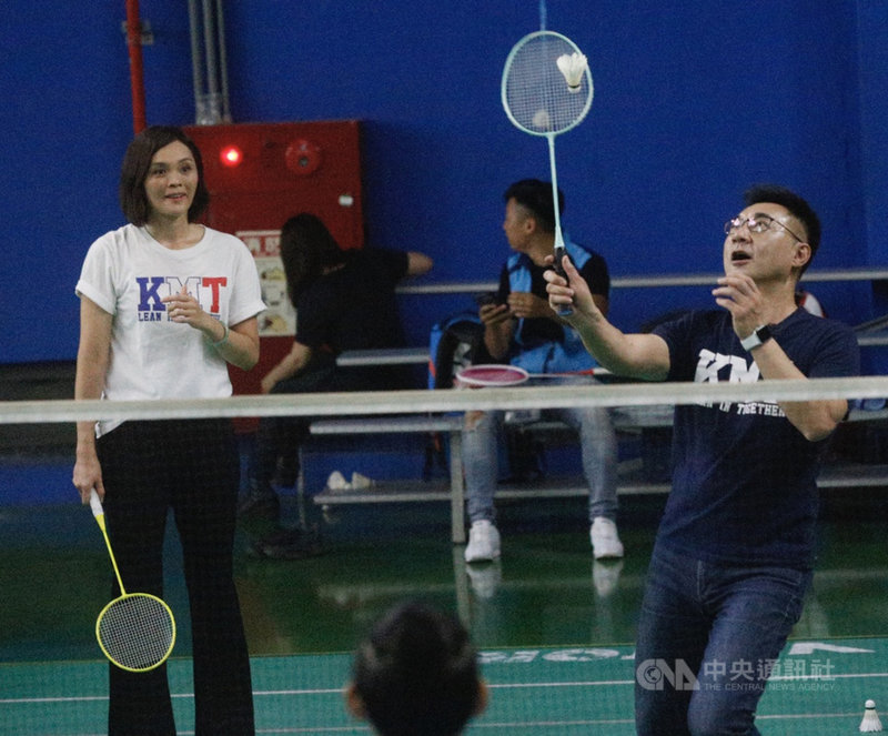 國民黨主席江啟臣(右)9日南下輔選高雄市長補選參選人李眉蓁(左),陪同李眉蓁走訪鳳山運動中心,並進行羽球比賽。中央社記者董俊志攝 109年7月9日