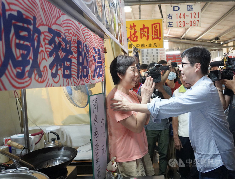 民進黨高雄市長補選參選人陳其邁(前右)10日上午前往鳳山區工協市場拜票,展現親和力向攤商熱情問候,懇請支持。中央社記者董俊志攝 109年7月10日