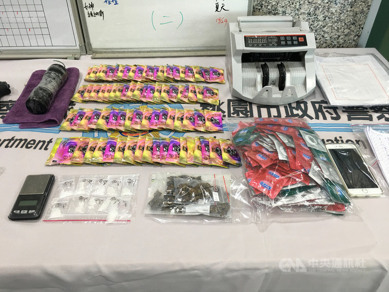 桃園市一名程姓男子與哥哥、姪子等人自組應召集團,並引進外籍與台灣女子從事性交易,專案小組兵分多路,動員160名警力前往台北、桃園等地,除查扣犯罪贓證物,也逮捕程男等20名集團成員,並帶回從事性交易的14名女子。(桃園市警局刑事警察大隊提供)中央社記者吳睿騏桃園傳真 109年7月10日