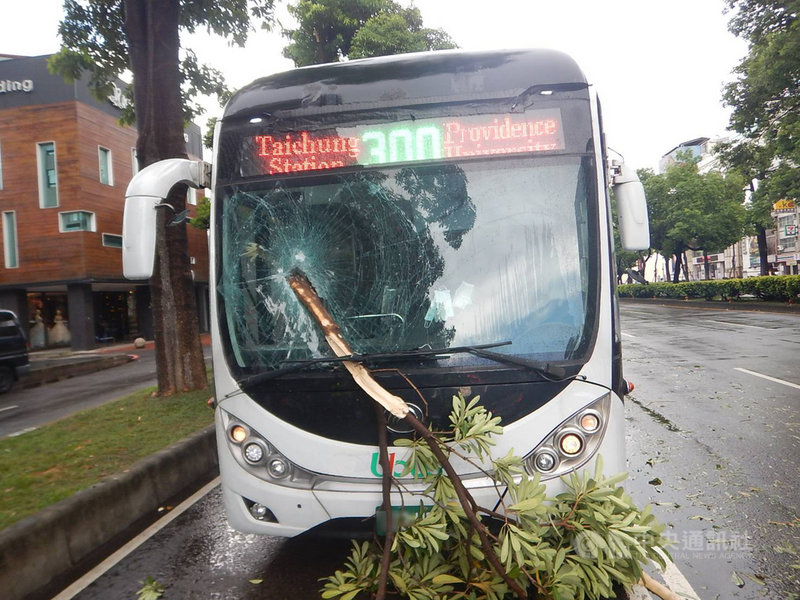 台中市10日中午降下大雨,一輛300號公車行經西屯區台灣大道的公車專用道,遭斷裂路樹刺穿前擋風玻璃,頓時碎玻璃四散,幸無人員受傷。(警方提供)中央社記者蘇木春傳真 109年7月10日