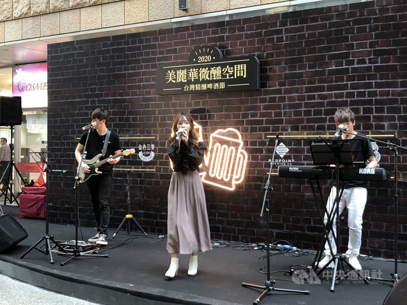 美麗華攜手台灣在地酒廠打造精釀啤酒節,希望用音樂、啤酒、美食吸客,圖為歌手余姿昀(中)。(飲酒過量有礙健康;未成年請勿飲酒;酒後請勿開車)中央社記者蘇思云攝 109年7月10日