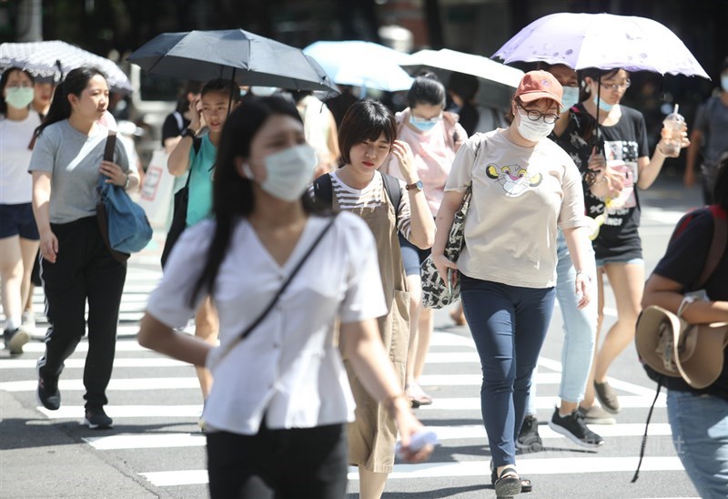 中央氣象局指出,10日各地多是晴朗穩定,午後山區將有局部短暫雷陣雨;白天氣溫偏高,中南部高溫可達攝氏34、35度。(中央社檔案照片)