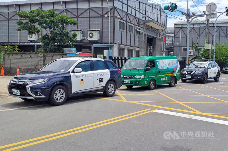 桃園市平鎮高雙郵局及桃園郵局快捷股分別是南、北桃園振興三倍券的總存放點,10日上午送抵清點後,已陸續送往各區郵局支局,市警局除派遣前導及殿後警車護送外,平鎮及桃園分局也規劃荷槍實彈警力戒備。中央社記者吳睿騏桃園攝 109年7月10日