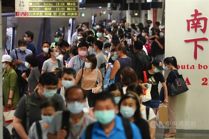 振興三倍券15日上路,台鐵局10日宣布,持有紙本振興券者,可購買車票及商品,其中車票部分不得退票,但能換票且不限次數。(中央社檔案照片)