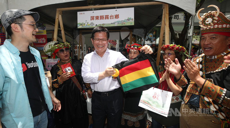 為了鼓勵民眾前往小鎮旅遊,交通部觀光局10日舉行2020台灣經典/山城小鎮聯展暨小鎮護照(2.0)發表會,交通部長林佳龍(中)參觀現場攤位。中央社記者張新偉攝 109年7月10日
