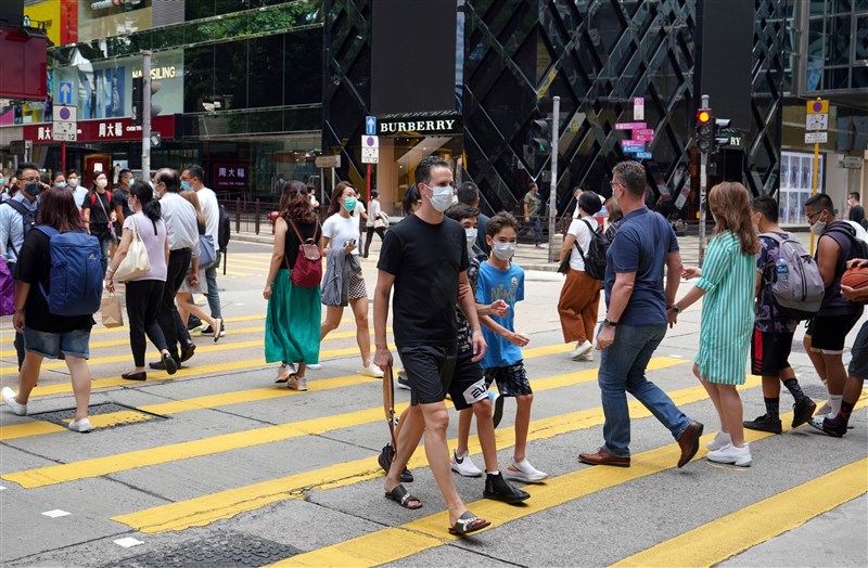 香港武漢肺炎疫情近日反彈,有專家指這次疫情來勢洶洶,病毒基因有點轉變。圖為9日香港尖沙咀街頭人潮大多戴起口罩防疫。(中新社提供)