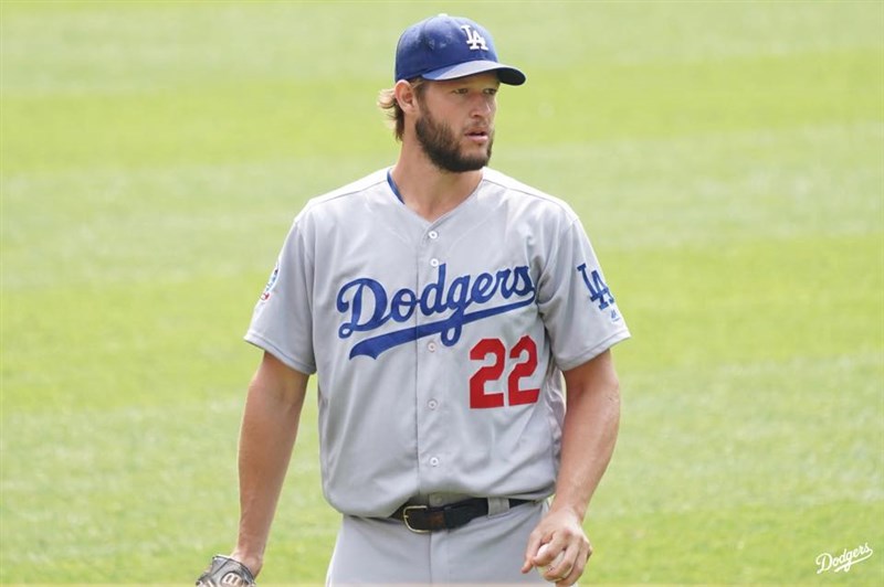 美國職棒大聯盟(MLB)兩週後開賽,這個各隊只打60場的迷你球季,冠軍純度與正當性引起討論,道奇王牌投手柯蕭認為,這樣對奪冠隊伍不公平。(圖取自facebook.com/Dodgers)