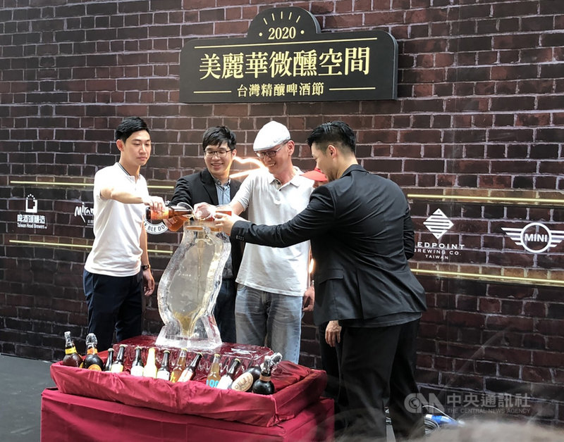 美麗華攜手台灣在地酒廠,善用半開放空間打造夏日啤酒盛典,邀請金色三麥、臺虎精釀、啤酒頭釀造、紅點Redpoint進駐美麗華,希望用音樂、啤酒、美食吸客。(飲酒過量有礙健康;未成年請勿飲酒;酒後請勿開車)中央社記者蘇思云攝 109年7月10日