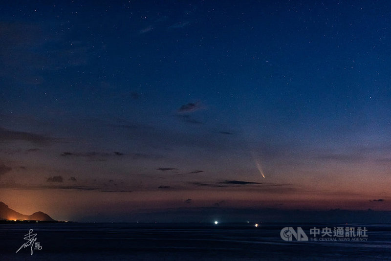 今年3月被發現的NEOWISE彗星,11日清晨劃過太平洋上空,台東天文迷李明國捕捉到這顆彗星拖曳的光影。(李明國提供)中央社記者盧太城台東傳真 109年7月11日