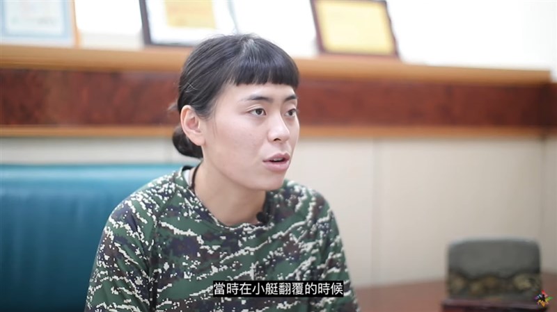 海軍陸戰隊3日聯合登陸作戰操演發生橡皮艇翻覆意外,當時受輕傷的中士陳若盈(圖)說,小艇翻覆後,艇長及仍在醫院接受救治的中士阿瑪勒.道卡杜首先想到的不是個人安危,而是大喊「先救艇上女性同仁」。(圖取自青年日報Youth Daily News YouTube頻道網頁youtube.com)