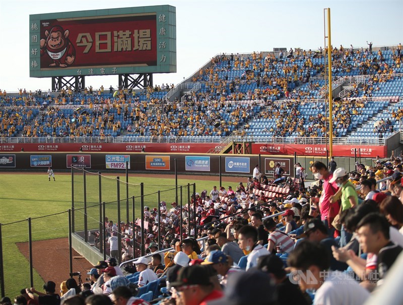 中職樂天桃猿隊12日續寫主場神話,終場以4比3取勝,力阻兄弟拋封王彩帶。圖為大批球迷進場觀戰,外野大螢幕顯示今日滿場字樣。中央社記者張新偉攝 109年7月12日