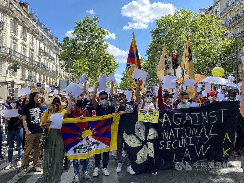 法國數個民間團體11日共同舉辦首場反香港國安法遊行，約有400名不同族群、國籍的民眾參與。遊行中民眾手舉白紙，象徵性地向中國獨裁政權表達不滿。中央社記者曾婷瑄巴黎攝　109年7月12日
