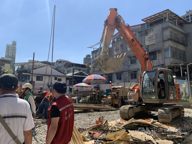 新北市永和區文化路113巷11日發生集合住宅新建工程施工不慎造成地面塌陷,經連夜施工進行灌漿作業,目前整個基地狀況已達穩定。中央社記者葉臻攝 109年7月12日