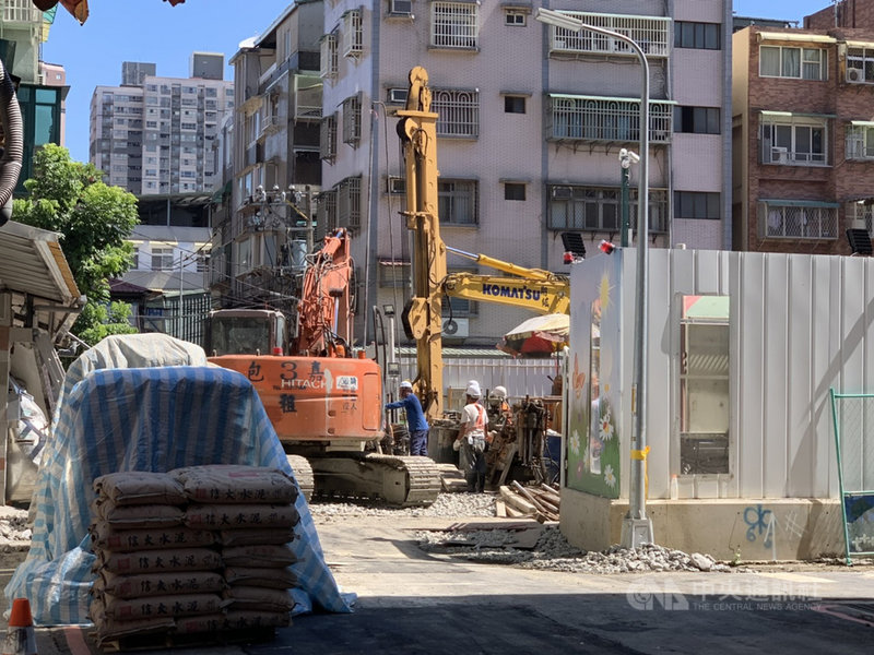 新北市永和區文化路113巷11日發生集合住宅新建工程施工不慎造成地面塌陷,後續將進行補強性灌漿作業。中央社記者葉臻攝 109年7月12日