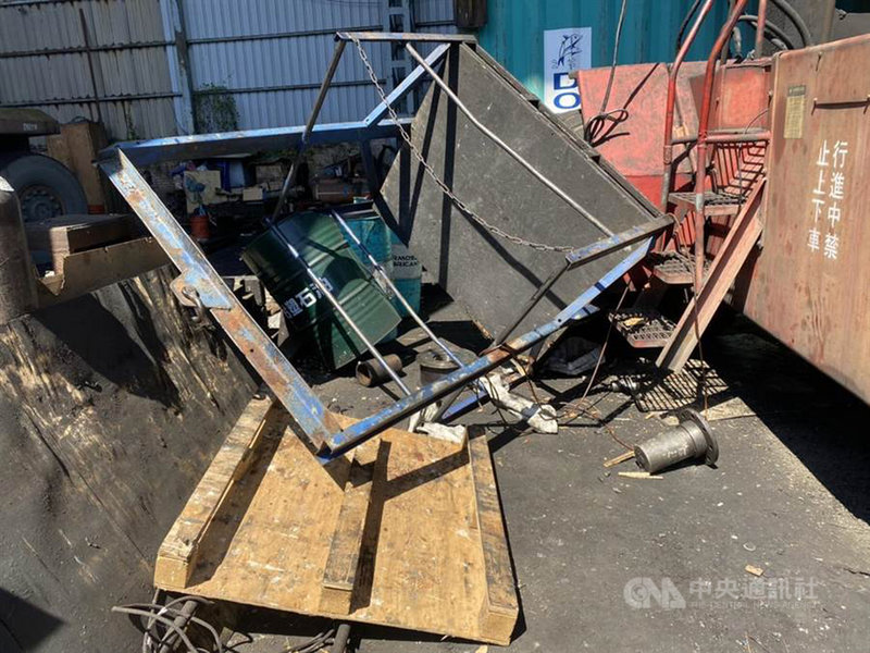 桃園市楊梅區一處物流公司的貨運場12日發生2名員工疑從堆高機上翻落,其中一人遭到重壓,送醫後宣告不治,另一人有頭部撕裂傷。(警方提供)中央社記者邱俊欽桃園傳真 109年7月12日