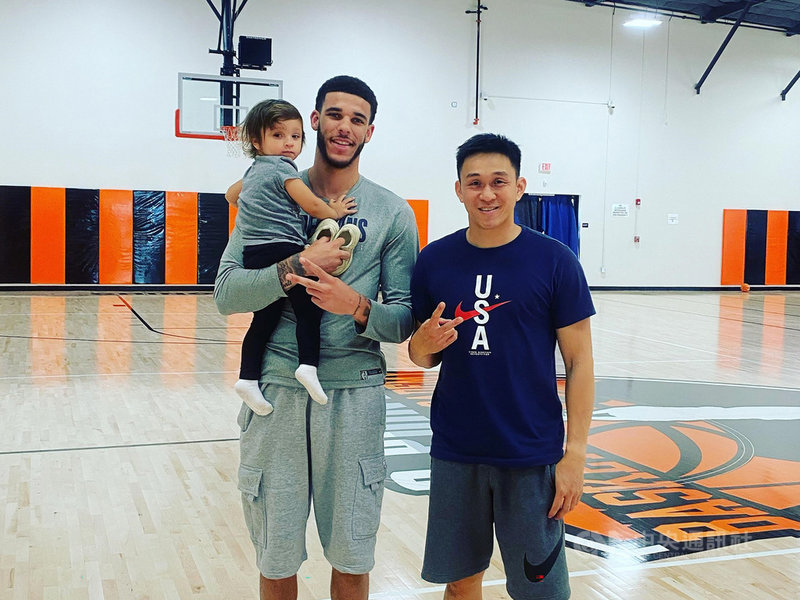 退役籃球明星楊玉明(右)在美國開籃球學校,美國職籃NBA球星朗梭‧波爾(左)商借場地練習。中央社記者林宏翰洛杉磯攝 109年7月12日