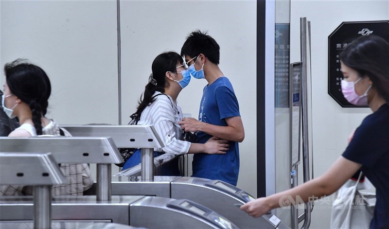 北市交通局指出,定期票平均低於1280元每月約4萬、5萬張,其中有800張搭不到100元。圖為捷運站閘門。(中央社檔案照片)