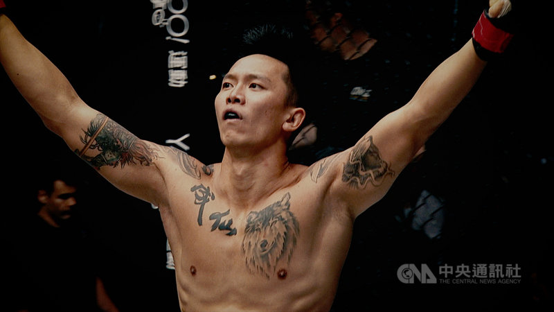 電影「逆者」是台灣首部職業綜合格鬥紀錄片,由印尼導演陳文良歷時7年製作,講述格鬥家黃育仁(圖)奮鬥的心路歷程。(翰森娛樂提供)中央社記者葉冠吟傳真 109年7月12日