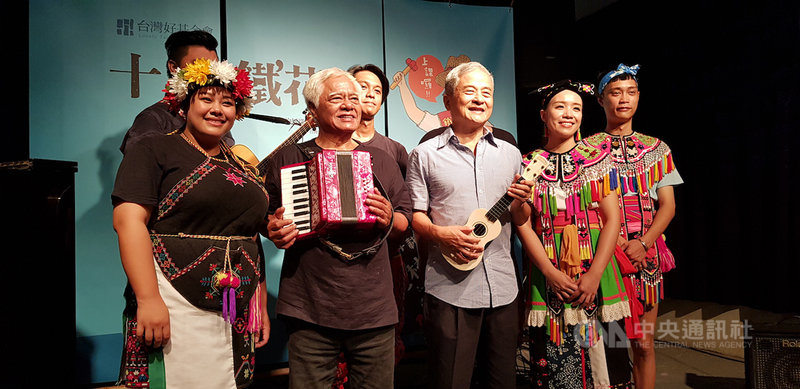 台東鐵花村原為台鐵荒廢多時的舊宿舍,在歌手胡德夫(左2)建議下,台灣好基金會董事長柯文昌(右3)帶領團隊向台鐵承租空間,打造成以原住民音樂為主的展演空間,在團隊經營下,成為東台灣的音樂展演基地。中央社記者鄭景雯攝 109年7月12日
