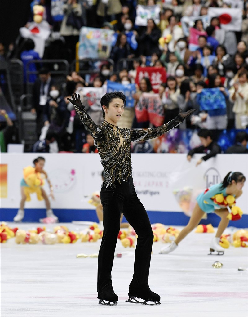 羽生結弦(前)11日獲頒國際滑冰總會新設的首屆ISU滑冰獎「最有價值選手獎」。(檔案照片/共同社提供)