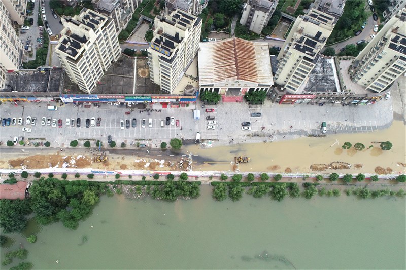 中國長江流域豪雨不斷,鄱陽湖口水位12日下午4時直逼22.5公尺最高防洪水位。圖為江西省鄱陽湖岸低窪處11日已見淹水情況。(中新社提供)