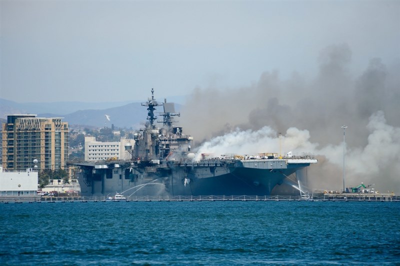 靠泊在加州聖地牙哥海軍基地的美軍兩棲攻擊艦「好人理查號」12日爆炸起火，至少21人受傷。（圖取自facebook.com/SurfaceWarriors）