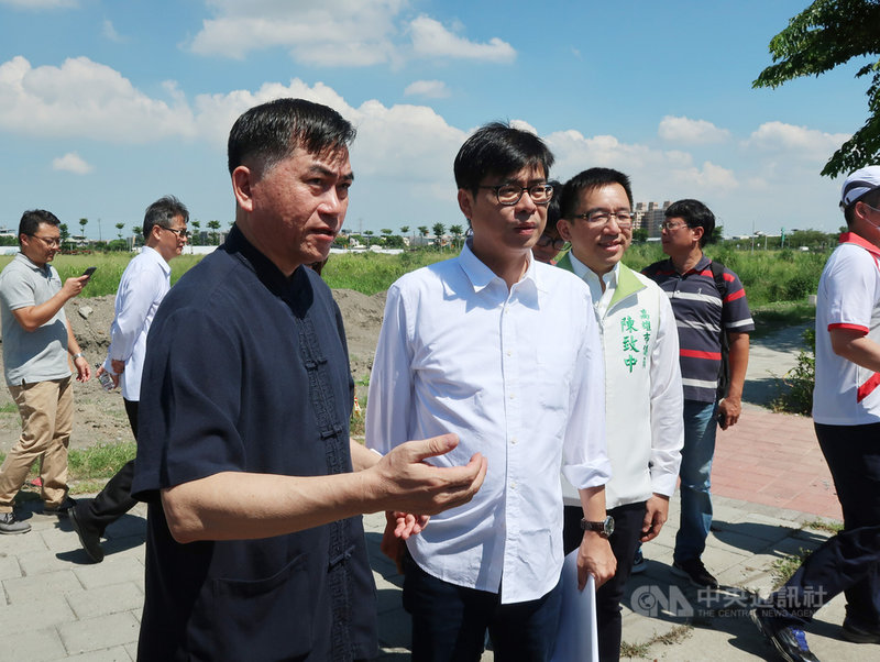 民進黨高雄市長補選參選人陳其邁(前左2)13日前往和發產業園區訪視台郡科技,受到董事長鄭明智(前左)歡迎,陳其邁也允諾未來將扮演企業最堅強的後盾。中央社記者王淑芬攝 109年7月13日