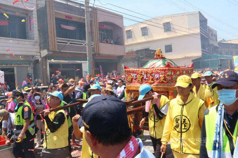 苗栗縣通霄鎮白沙屯拱天宮媽祖徒步進香之旅，13日回鑾安座，鑾轎所經之處鞭炮、紙花四起，煙霧瀰漫，信徒夾道相迎，廟方指出「沿途信眾熱情的心，更甚烈日高溫」。中央社記者管瑞平攝　109年7月13日
