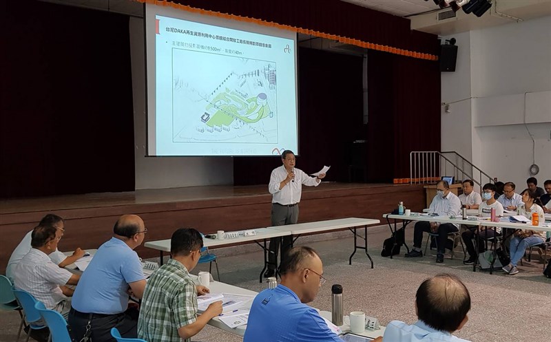 台泥提出「花蓮縣水泥業(窯)協同處理廢棄物民間自提BOO案」,並提出環境影響說明書環差報告,13日由花蓮縣環評委員會進行專案小組第3次初審會議,台泥董事長張安平(立者)出席說明理念與經營目標。(台泥公司提供)中央社記者李先鳳傳真 109年7月13日