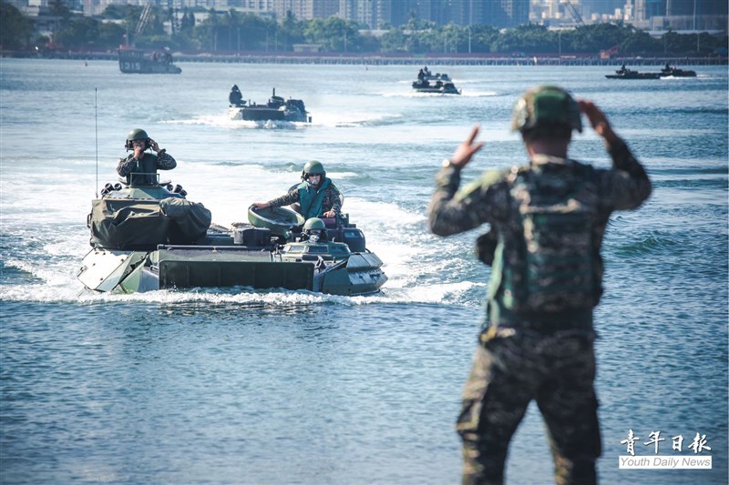漢光36號演習13日展開,海軍陸戰隊登陸戰車大隊進行AAV7兩棲突擊車裝載任務,確保航渡安全。(青年日報提供)