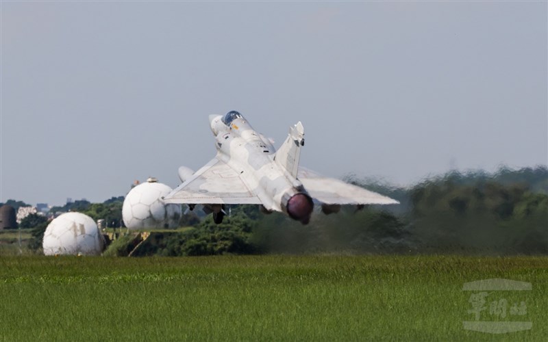 國軍漢光36號實兵實彈演習13日登場,第一天著重於戰力防護與戰力保存,駐守在台灣西部的各式戰機轉場至花蓮佳山基地等地。圖為空軍幻象戰機進行戰備轉場任務。(軍聞社提供)