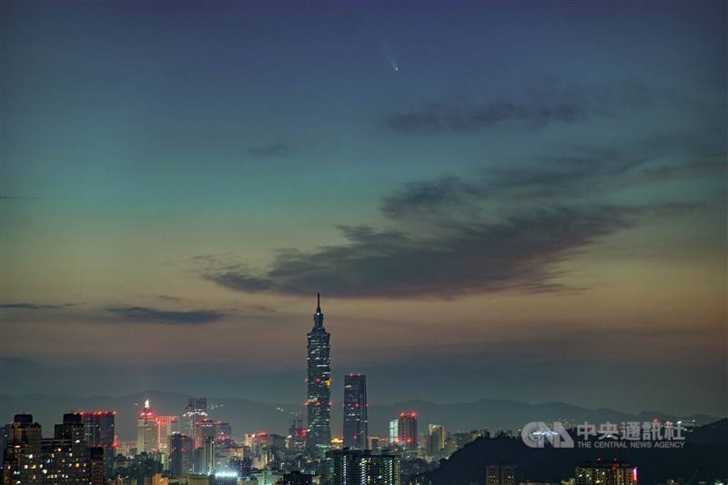 台北市天文館表示,今年7月夏夜很精彩,可欣賞到NEOWISE彗星、木星、土星與水星。中央社記者何仲康攝 109年7月13日