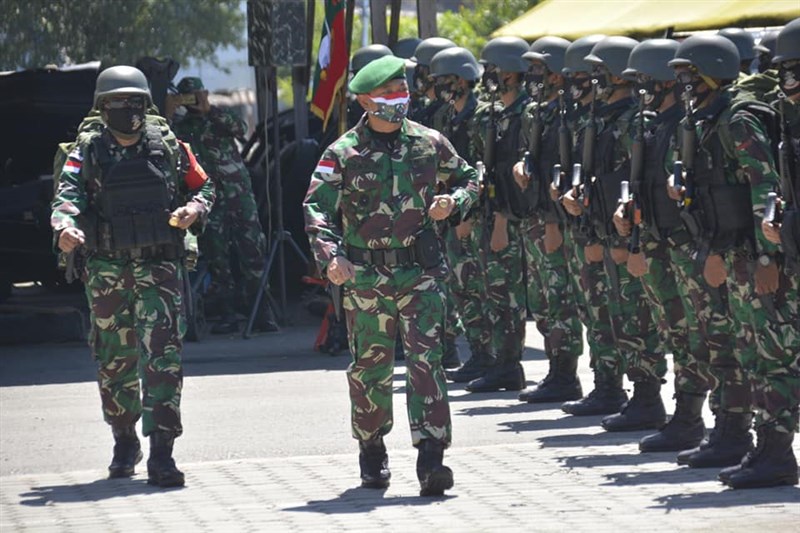 印尼最近爆發兩起軍校的武漢肺炎群聚感染,共有超過1300人確診。(圖取自facebook.com/TNIAngkatanDarat)