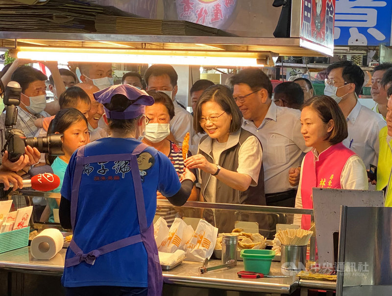 總統蔡英文(前右2)14日晚間到屏東東港華僑市場品嚐旗魚黑輪等平價海鮮美食,帶動疫後觀光,帶頭示範消費拚經濟。(莊瑞雄競選總部提供)中央社記者郭芷瑄傳真 109年7月14日