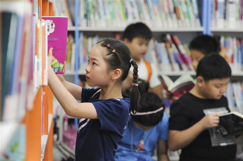 中國近日清理全國中小學圖書館中「非法和不適合」書籍。學者吳強說,這是文革後,中國首次出現的全國性清理圖書館行動。(示意圖/中新社提供)