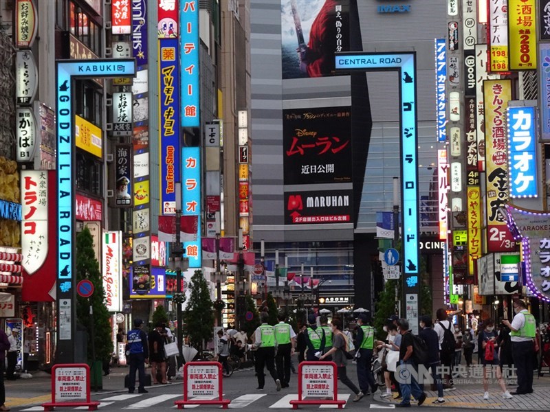 東京都新宿歌舞伎町商圈牛郎夜店等有陪侍的餐飲店多,染疫者多,圖為10日新宿區公所派人加強巡邏,勸導做好防疫措施。中央社記者楊明珠東京攝 109年7月13日