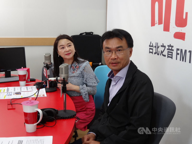 農委會主委陳吉仲(右)14日接受廣播節目主持人周玉蔻(左)專訪時表示,金門牛結節疹絕不能傳到台灣本島,到時候「牛奶沒得喝」,已買1萬劑疫苗,預計一週內運抵供金門牛隻施打。中央社記者楊淑閔攝 109年7月14日