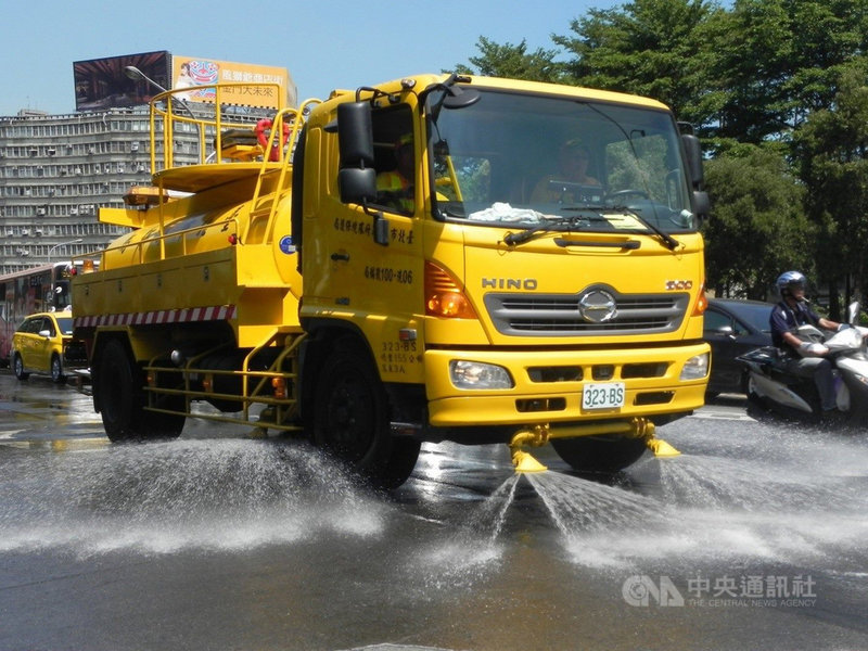 台北市政府工務局衛生下水道工程處14日表示,北市迪化、內湖2座污水廠的再生水,可用於洗街道、路面降溫等不直接與人體接觸的用途,歡迎機關團體或民眾登記取用。(北市衛工處提供)中央社記者陳怡璇傳真 109年7月14日