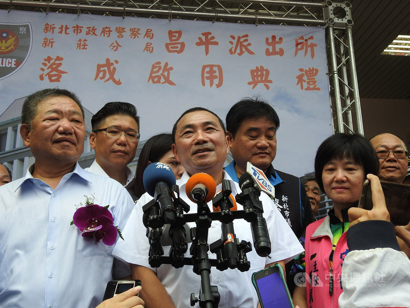 新北市政府警察局新莊分局昌平派出所新建工程14日舉行落成啟用典禮,新北市長侯友宜(前左2)出席,並接受媒體聯訪。中央社記者王鴻國攝 109年7月14日