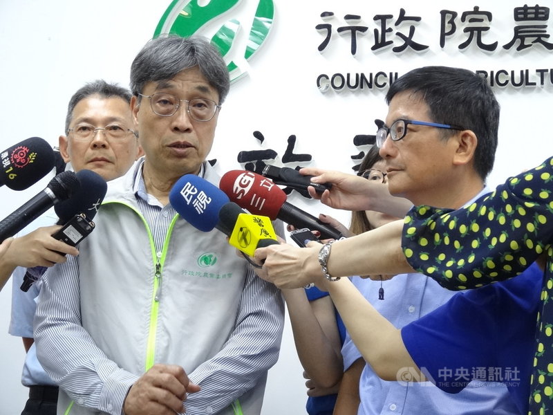 行政院農業委員會副主委陳駿季(前左)14日受訪指出,「實名制購肥2.0」15日上路,農民不用再等7天,到農會等經銷點登記就能購買領貨。中央社記者楊淑閔攝 109年7月14日