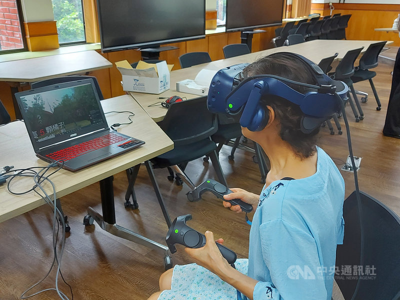 台灣師範大學團隊開發結合芳香療法與3D虛擬實境的課程,並讓高齡長者體驗;能有效協助年長或體弱老人提升身心健康,並增加幸福感受。中央社記者許秩維攝 109年7月14日