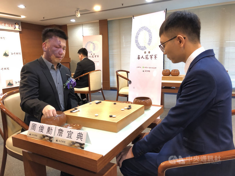 「紅面棋王」周俊勳(前左)14日出席2020首屆名人冠軍賽32強開幕記者會,並現場與業餘棋士詹宜典(右)進行對局示範。中央社記者黃巧雯攝 109年7月14日
