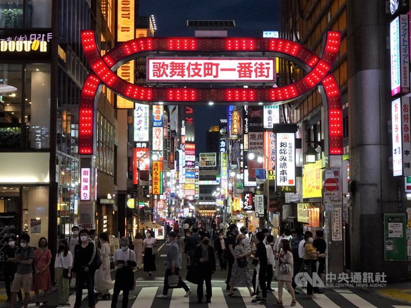 日本東京、神奈川、埼玉、千葉等1都3縣武漢肺炎確診病例有增加傾向,日本經濟再生大臣西村康稔13日表示考慮促使自治體依法籲請有陪侍的夜店等歇業。圖為東京新宿歌舞伎町商圈10日街景。中央社記者楊明珠東京攝 109年7月13日