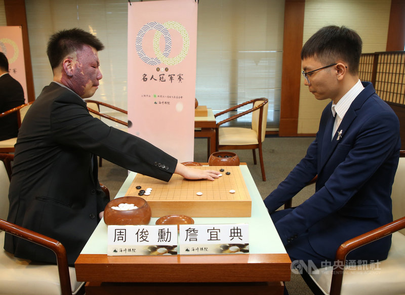 2020第一屆名人冠軍賽32強開幕記者會14日在海峰棋院舉行,「紅面棋王」周俊勳(左)與圍棋棋士詹宜典(右)現場示範對弈。中央社記者鄭傑文攝 109年7月14日