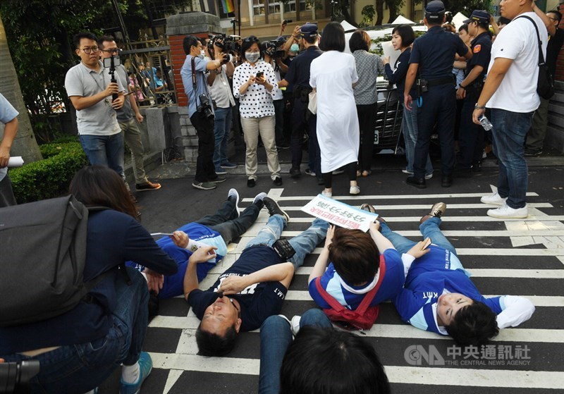 立法院臨時會14日上午將進行監察院長被提名人陳菊審查會,國民黨立法院黨團總召林為洲(前右3)率黨籍立委阻止陳菊進立法院,甚至只要看見有車輛要進入,就用肉身躺在路上,試圖阻擋。中央社記者施宗暉攝 109年7月14日