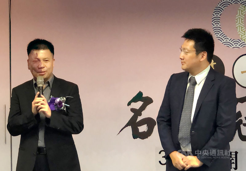 「紅面棋王」周俊勳(左)曾勇奪世界職業圍棋冠軍,他14日出席活動記者會時肯定年輕棋士很努力,相信未來台灣很快就會出現第2個世界冠軍。中央社記者黃巧雯攝 109年7月14日